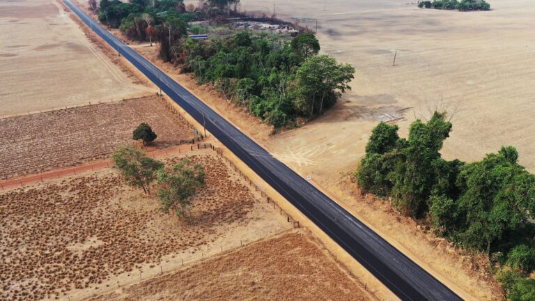 Pavimentação da Estrada Adalgisa avança e 21 dias após lançamento 3 km já receberam capa asfáltica