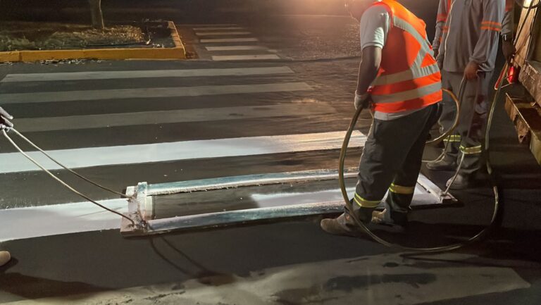 Trânsito avança nas melhorias de sinalização com a instalação de mil novas placas e pintura de 80 km