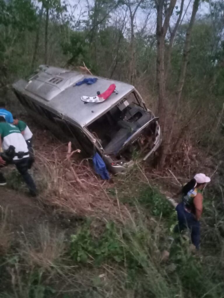 Ônibus com policiais militares sofre acidente na BR-174, em Cáceres (MT)