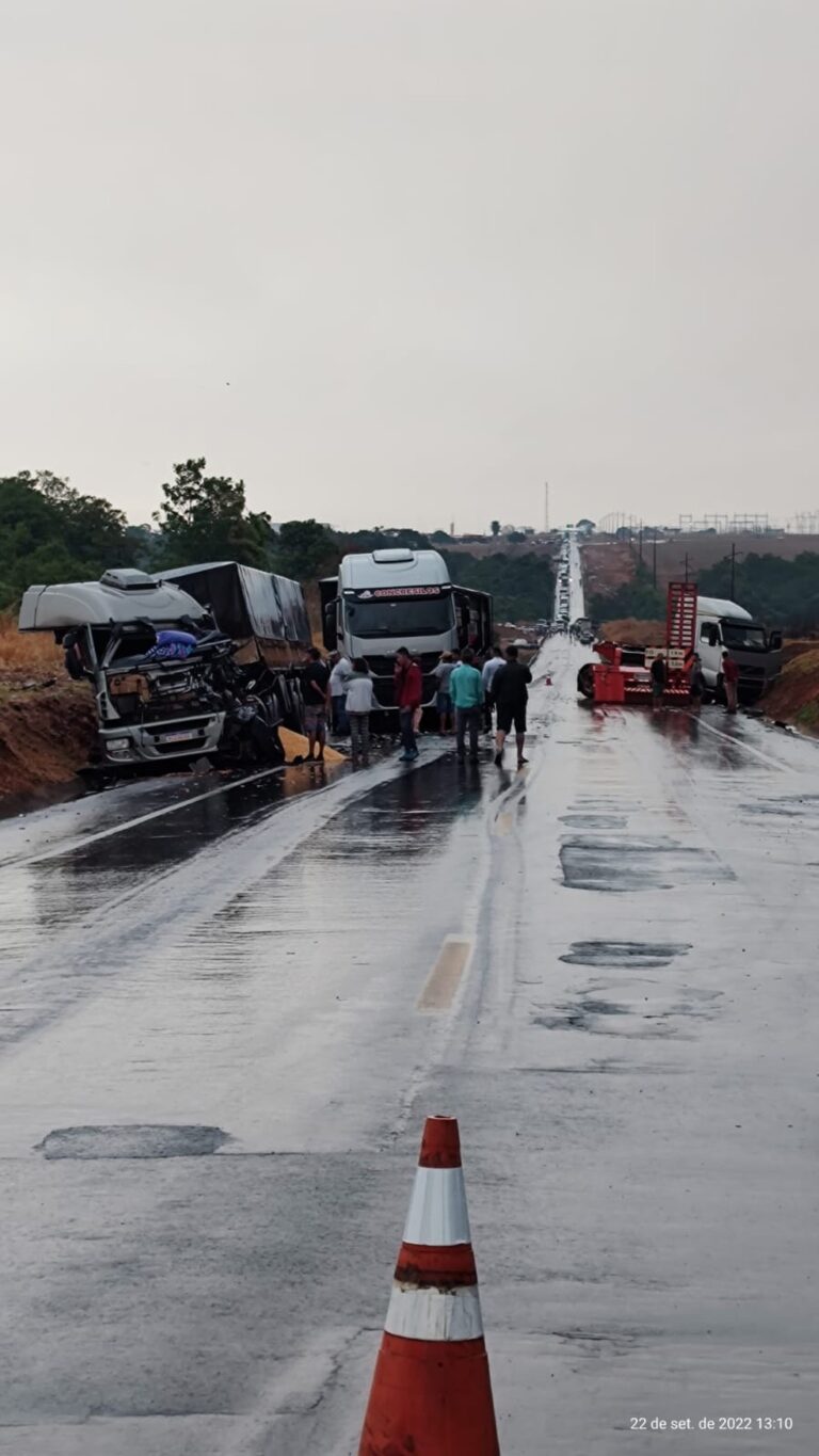 Quatro carretas e um carro se envolvem em acidente na BR-163 em Sorriso (MT)