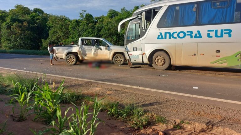 Acidente entre caminhonete e ônibus deixa um indígena morto e outros oito feridos em MT