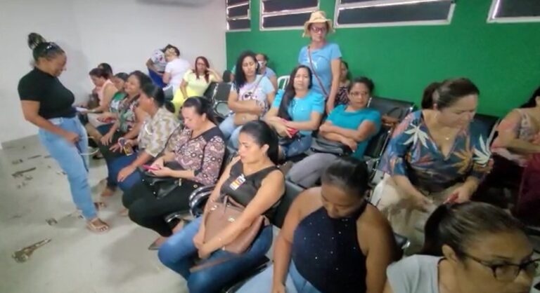 Agentes comunitários de saúde exonerados fazem protesto na Câmara de Cuiabá