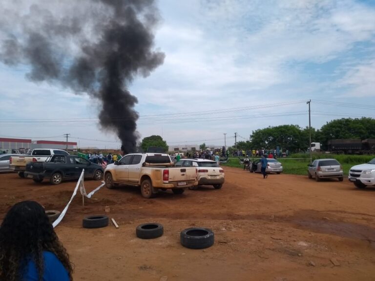 Manifestantes pro-Bolsonaro bloqueiam rodovias em sete municípios de MT