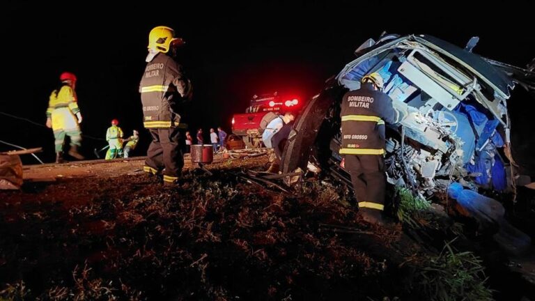 Vítimas de acidente entre ônibus e micro-ônibus na BR-163 em MT estão em estado grave