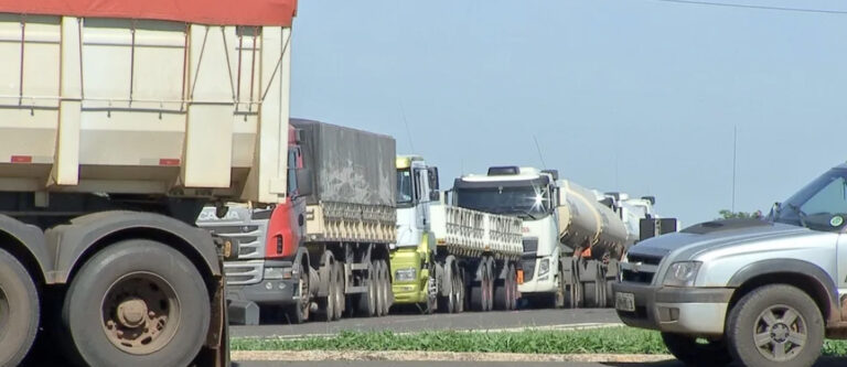 Bloqueios nas rodovias de MT causam reajustes nos preços dos alimentos