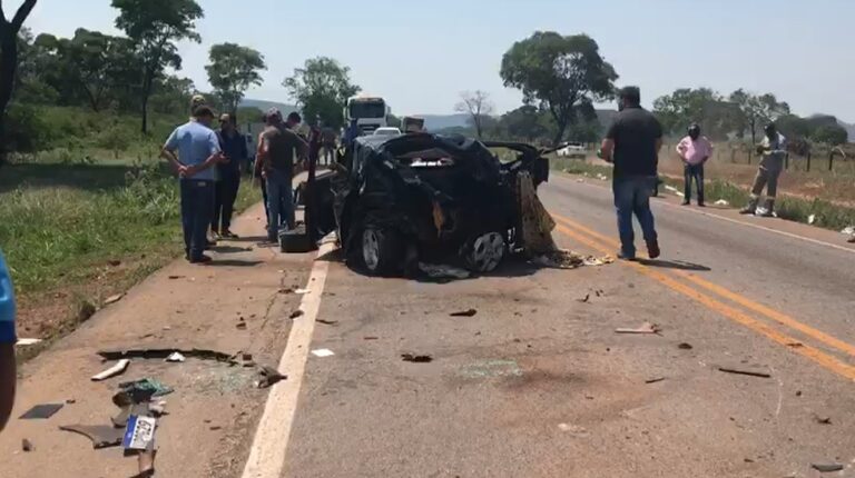 Mulher morre e outras duas pessoas ficam feridas em acidente envolvendo cinco veículos em MT