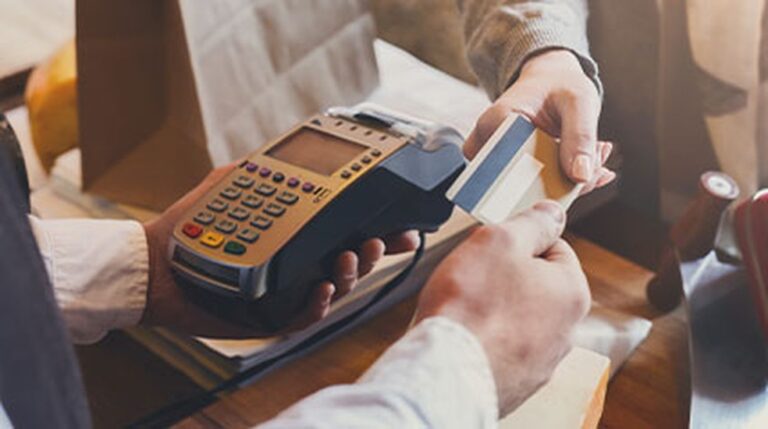 Consumidor precisa ter cuidado com as promoções da Black Friday para evitar endividamento, orienta Procon