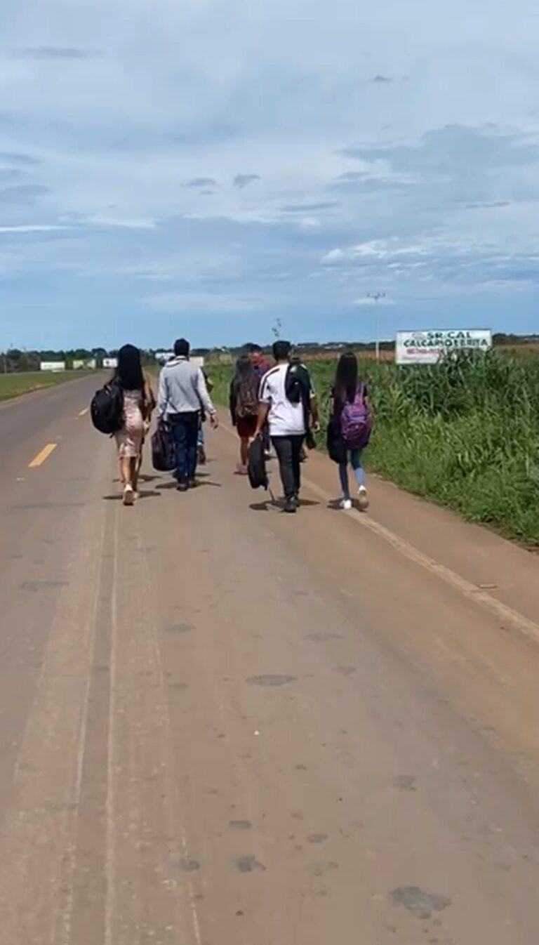 Estudantes de MT são impedidos de passar em bloqueio e andam mais de 5 km para fazer o Enem
