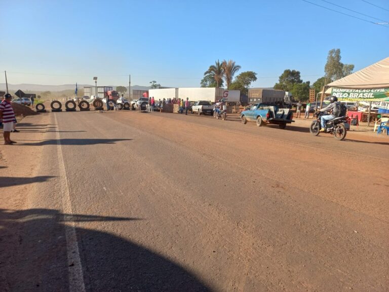 Ato bloqueia BR-174 em Pontes e Lacerda (MT) nesta sexta-feira (17)