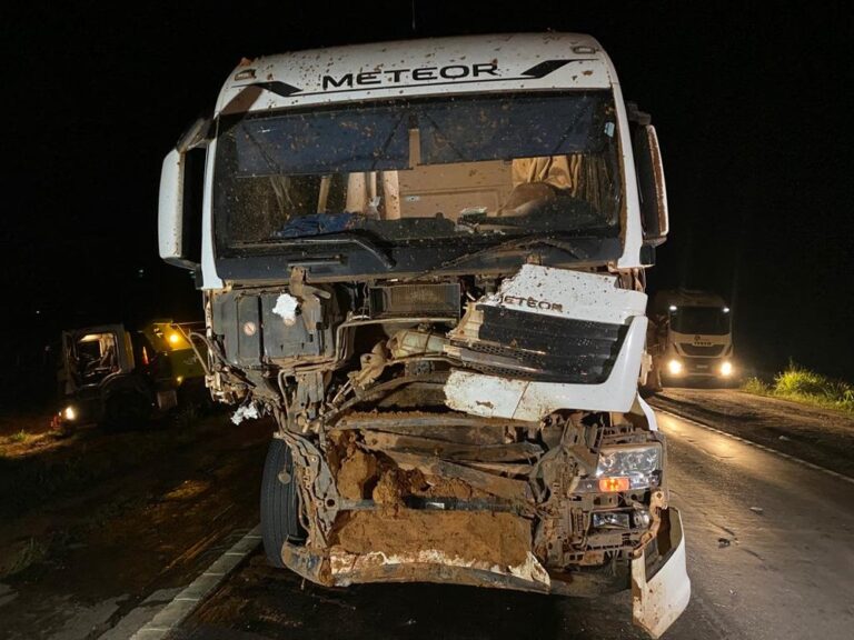 Bloqueios: terra na pista provoca acidente entre três carretas em MT