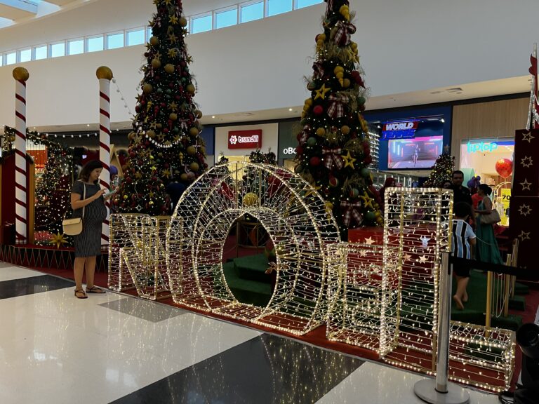 Chegada do Papai Noel inaugura decoração natalina no Shopping Sinop