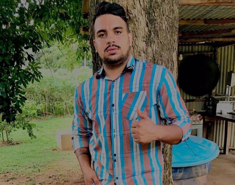 Rapaz morre ao cair de 5,8m enquanto limpava placas de energia solar