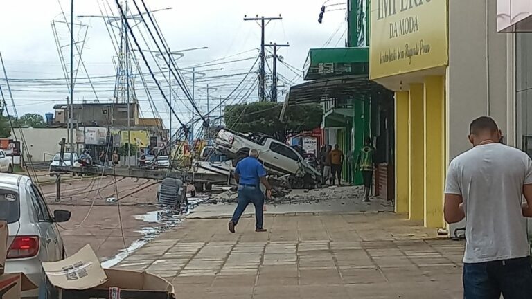 Carro bate em poste e afeta distribuição de energia em Peixoto de Azevedo (MT)