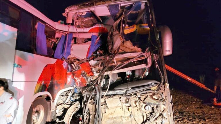 Acidente entre dois ônibus deixa um morto e dez feridos em MT
