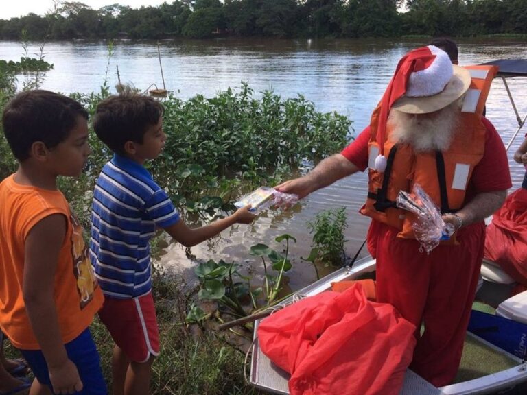 Há 15 anos, historiador de MT se transforma em Papai Noel para entregar brinquedos e livros a crianças ribeirinhas