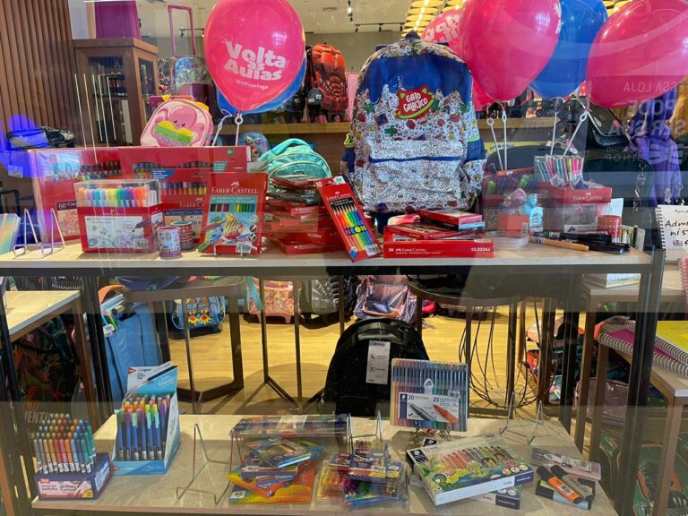 Tudo em um só lugar: materiais escolares, roupas, tênis e outros produtos são oferecidos no Shopping Sinop