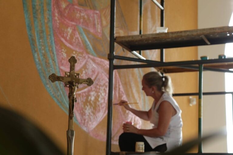 Obras dos vitrais da capela Senhora Rainha da Paz em Sorriso entram na reta final