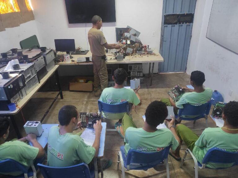 Adolescentes aprendem manutenção de computadores e celulares durante internação