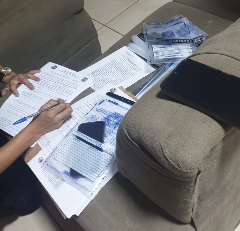 Operação cumpre mandados contra servidores da Saúde de Cuiabá por contrato para chipagem de animais