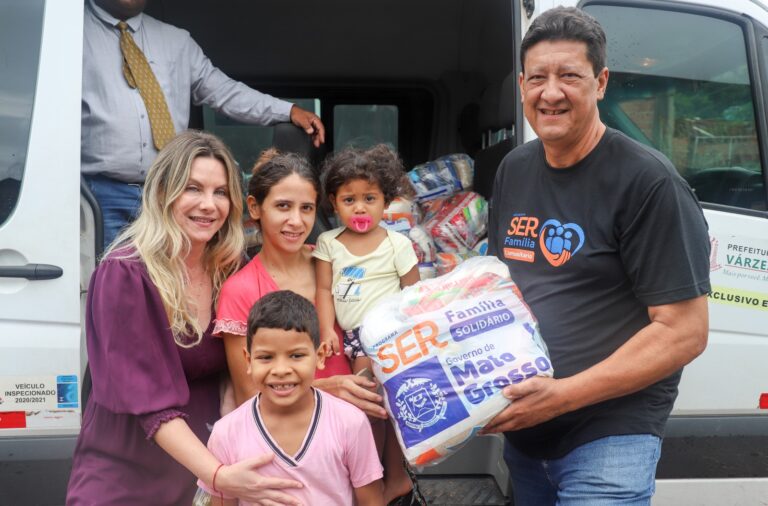 Famílias de Várzea Grande recebem cestas básicas e kits de limpeza