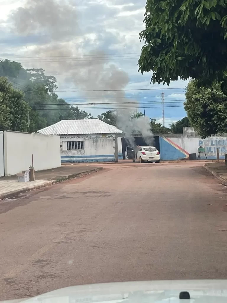 Criminosos armados com fuzis invadem base da PM e explodem empresa de transporte de valores em MT