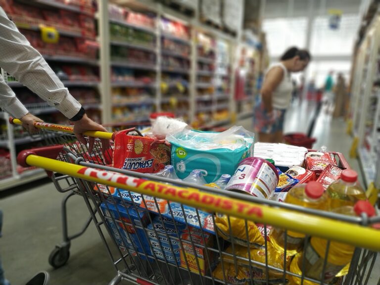 7 dicas para economizar nas compras nos mercados e atacarejos