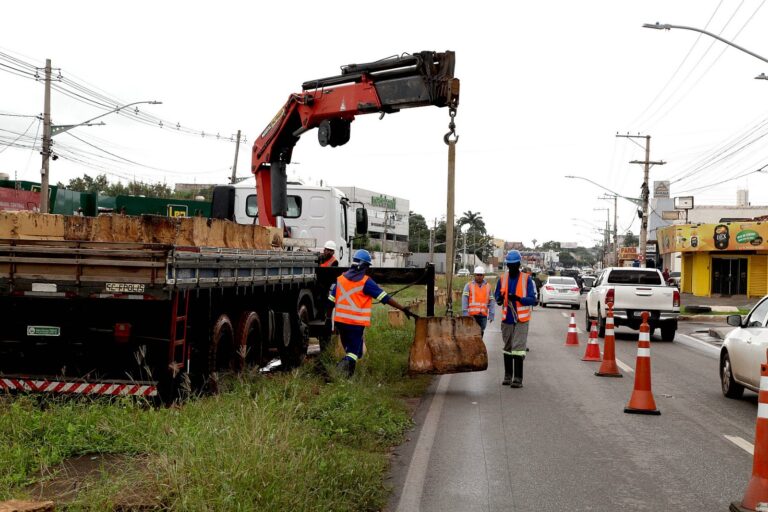 APÓS 12 ANOS FEB RECEBE SINALIZAÇÃO PARA INÍCIO DE OBRAS DE RECUPERAÇÃO TRECHO QUE DEMANDA ATENÇÃO DE MOTORISTAS FICA ENTRE A PONTE VELHA E A ROTATÓRIA DO FORT ATACADISTA, COM ACESSO AO CRISTO REI.