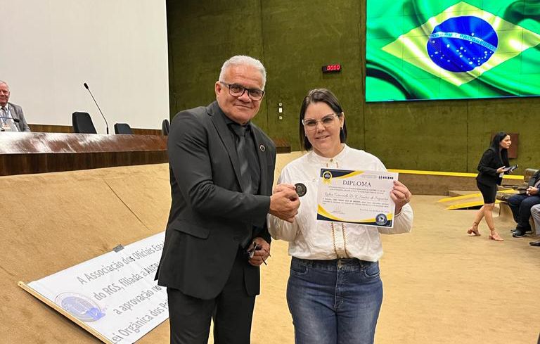 Coronel Fernanda é homenageada com medalha honrosa por serviços prestados aos PMs