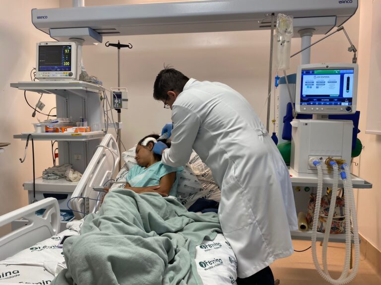 Hospital realiza neurocirurgia complexa com paciente acordada para retirada de tumor cerebral