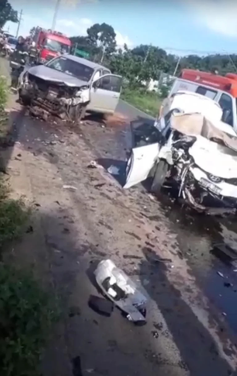 Carros ficam destruídos em acidente na Avenida das Torres em Cuiabá