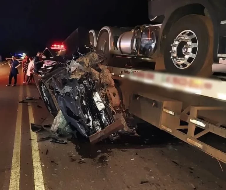 Acidente entre carro e caminhão deixa dois mortos na BR-158 em MT