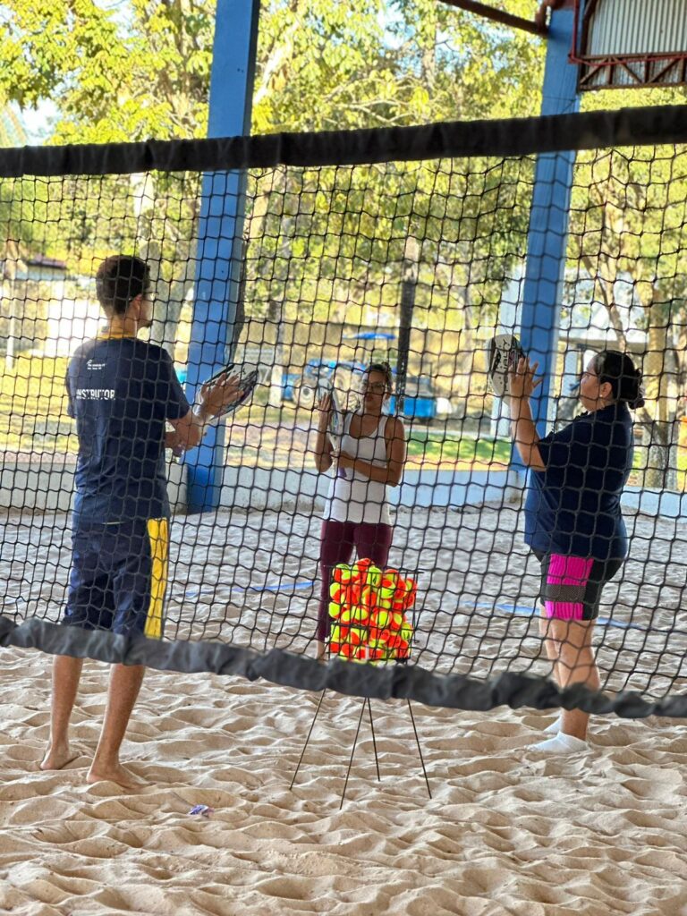 Sesc-MT abre turmas de beach tennis em Cuiabá com quadra coberta