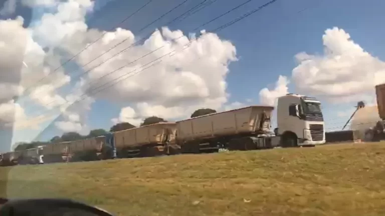 Acidente entre três carretas deixa trecho da BR-163 interditado em MT