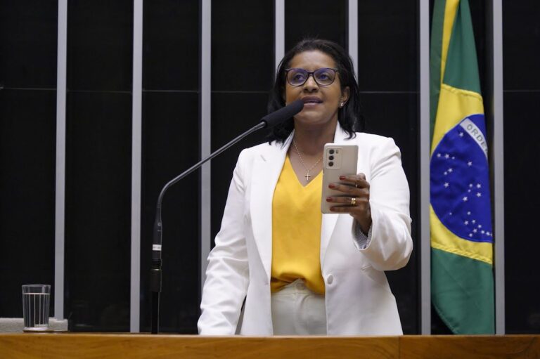 Vou honrar cada voto, afirma Gisela Simona ao tomar posse na Câmara Federal