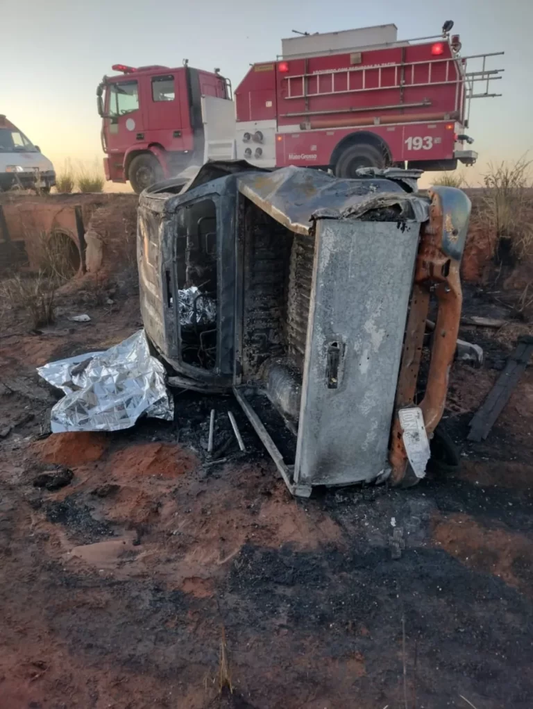 Passageiras morrem carbonizadas após carro capotar em rodovia e ficar destruído em MT