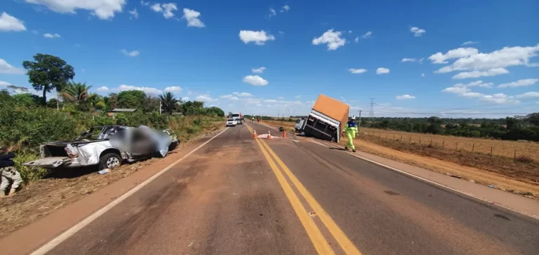 Sobe para 4 o número de mortos em acidente de caminhonete com 2 carretas na BR-163 em MT