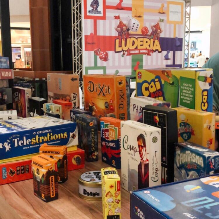 Jogos de tabuleiro em ambiente climatizado são opções de diversão em Cuiabá