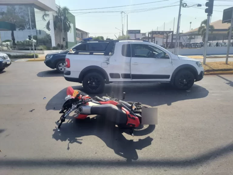 Disputa de “roleta russa” no trânsito deixa motociclista gravemente ferido