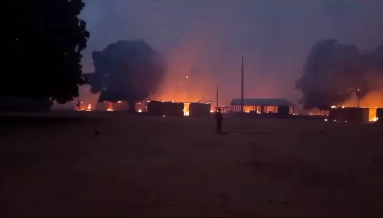 Indígenas recebem roupas, alimentos e barracas após terem casas destruídas durante incêndio em MT