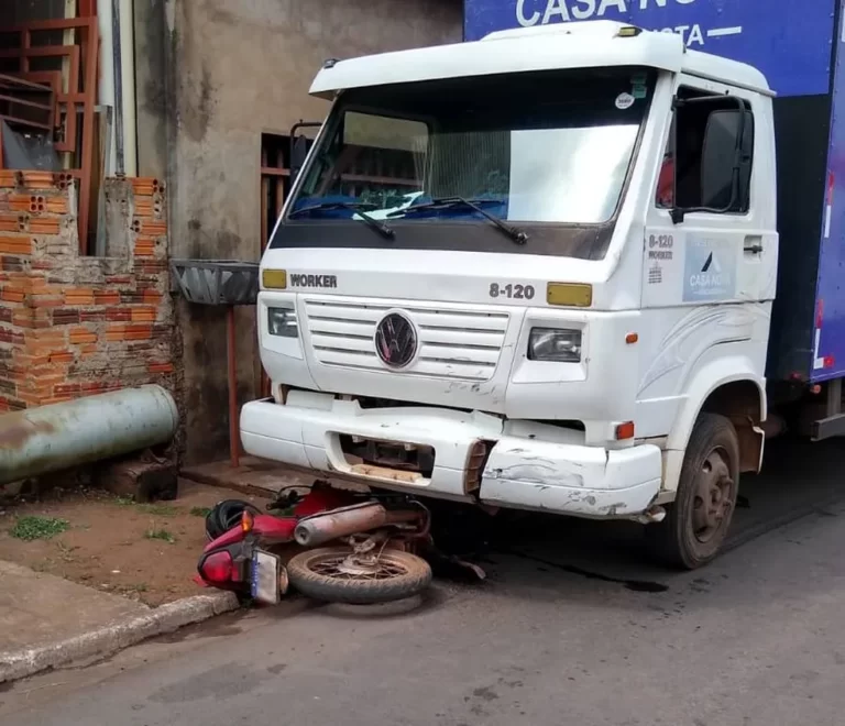 Motociclista morre ao ser atropelado e arrastado por caminhão em Várzea Grande (MT); vídeo