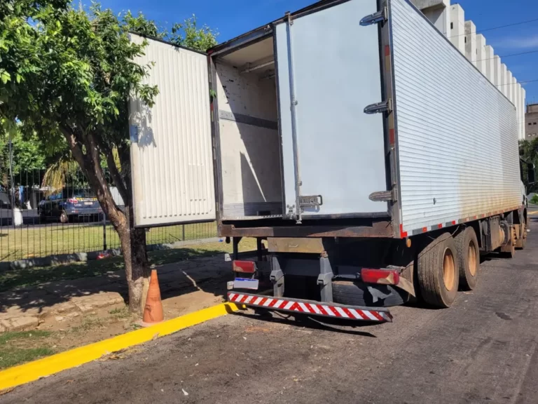 Motorista é preso por transportar 300 kg de droga escondidos em fundo falso de caminhão frigorífico em MT