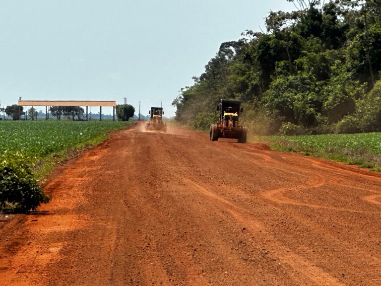 Secretaria de Obras avança na recuperação de estradas rurais com cascalhamento e patrolamento
