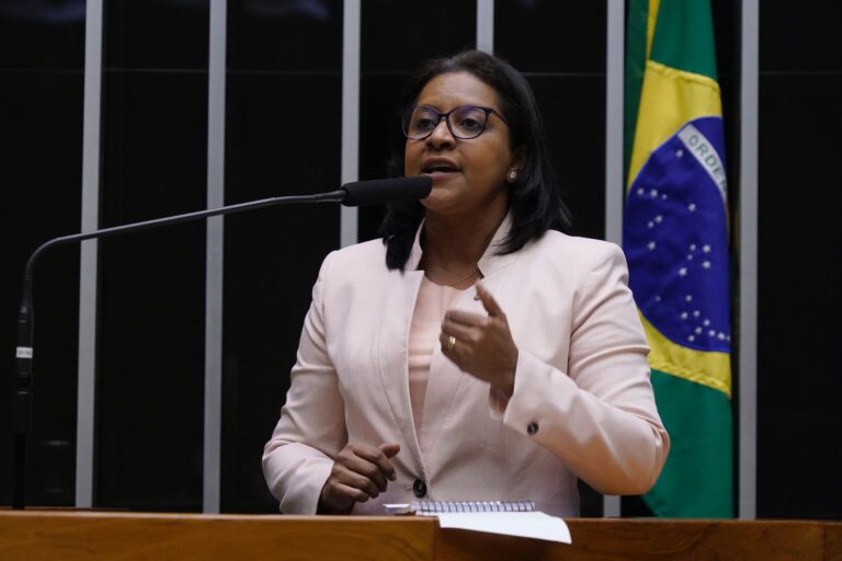 Redação do Enem 2023 reflete luta de Gisela Simona para inserir dupla jornada da mulher na aposentadoria