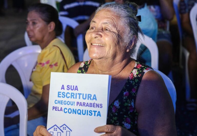 Mais de 720 famílias de Cuiabá recebem do Governo escrituras aguardadas há três décadas