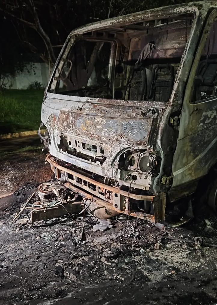 Motociclista morre em acidente e veículos envolvidos pegam fogo em estrada de MT; vídeo