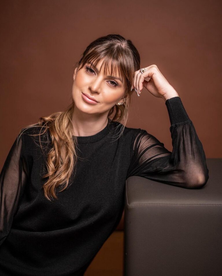Andressa Borsato monta uma mesa luxuosa e positiva para 2024
