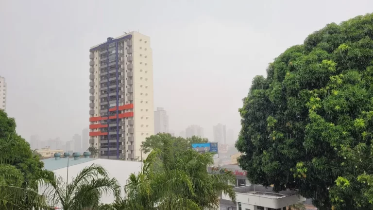 Inmet emite alerta amarelo de chuva forte e muito vento para MT