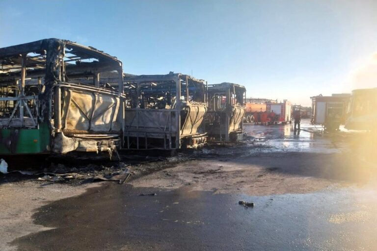 Corpo de Bombeiros extingue incêndio em agência de transportes em Cuiabá