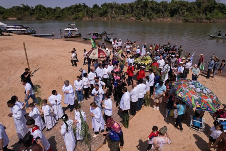 Romaria Fluvial supera expectativas e atrai milhares de pessoas para missa às margens do Rio Teles Pires