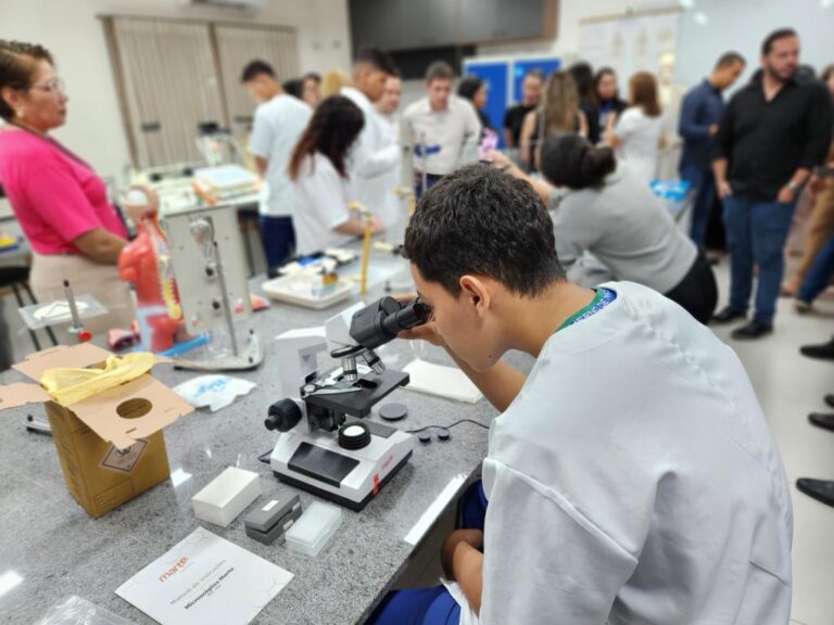 Escolas da rede estadual recebem kits de laboratório para aproximar teoria e prática e tornar as aulas mais dinâmicas